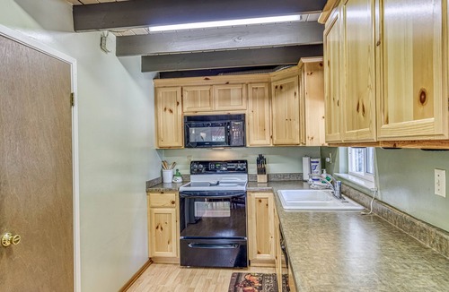 Big Creek Cabin | Fantastic woodsy cabin with furnished deck, gas grill, ping-pong table & WiFi