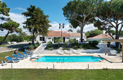 Charneca de Caparica e Sobreda Villa | Farm on the beach, sea view 2 steps from Lisbon