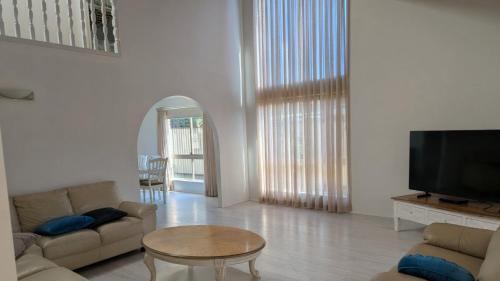 Banksia Beach House | Flamingo Sunset Retreat