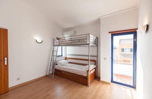 Charneca de Caparica e Sobreda House | FLH Caparica Town House with Pool