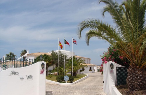 Vale de Parra Apartment | Flor do Vale - Self catering ONE Bedroom direct acess to garden and pool