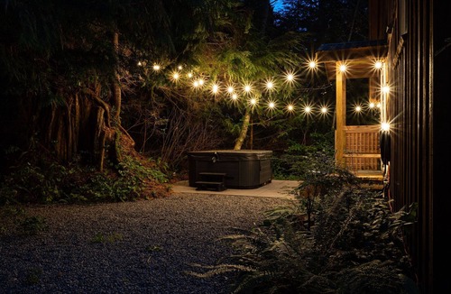 Ucluelet Cabin | Florencia Bay I Elegant Rustic I Hot Tub I Fireplace