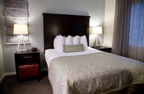 Sunnyvale Resort | For the Whole Family! TWO Comfortable 1BR Suite, Onsite Pool, Pets are Welcome!