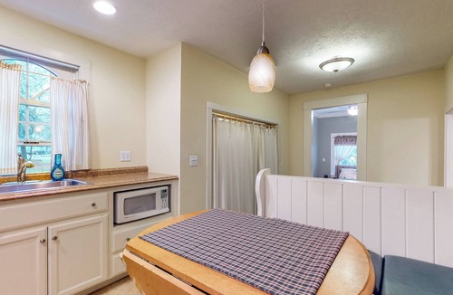 Lakeport House | Forbestown Carriage House in the Heart of Dtwn