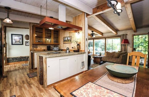 Springfield House | Forest Oasis 3BR Near UO, Autzen & River