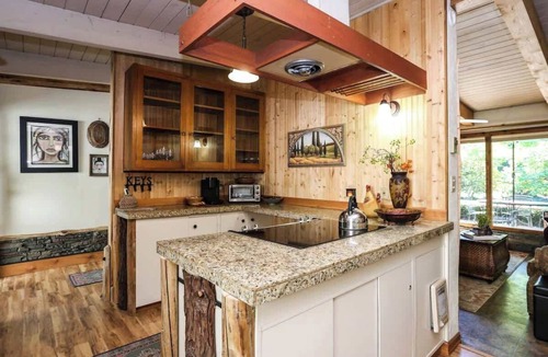 Springfield House | Forest Oasis 3BR Near UO, Autzen & River