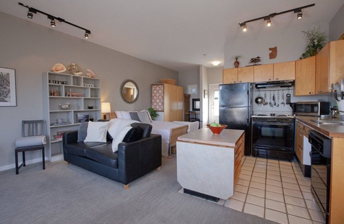 Tofino Condo | Fred Tibbs #17 I Ocean View I Fireplace I Downtown I Bakery I Cozy