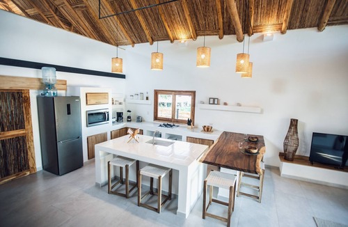 Popoyo House | Full new Hoku Casita. 1 min walk to the beach!