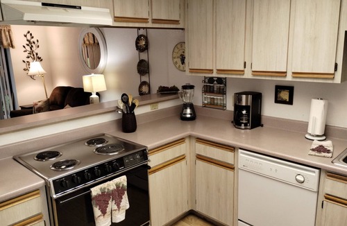Lake Havasu City Condo | Fully furnished condo adjacent to golf course. 2 minute walk the London Bridge