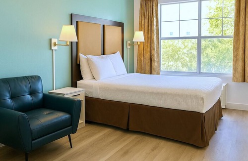 Las Vegas Hotel | Fully Furnished Hotel Suites in Las Vegas with Fitness Room and Outdoor Pool