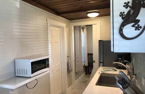 Downtown House | Fully Renovated 1 Bedroom Beach House - Steps to the Sand, View of the Pier - Start Relaxing Today!