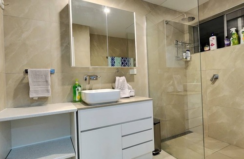 Southport House | Fully renovated fully Furnished fully Air-conditioned 3 Bedroom Rental house