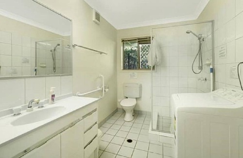 Nerang Villa | Fully Self Contained 2BR Villa Unit on River Town Acreage. Safe Quiet Area.