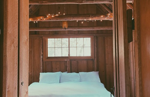 Altaville Cabin | ✨Güdren’s Gudwud✨ Whimsical & private artist retreat cabin in the woods