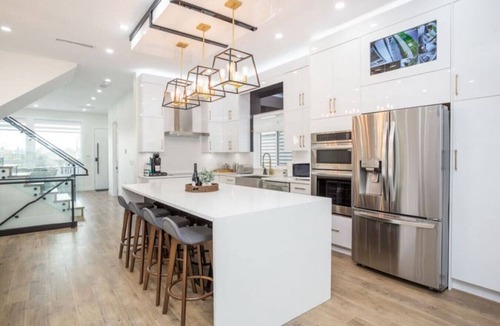 Newton House | Gatsby`s Corner | King Bed | Near Parks & Golf