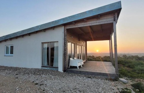 Azambuja Ski Chalet | Gemütliches Holzhaus 2 auf der Quinta Oak Tree Land mit Weitblick & Pool