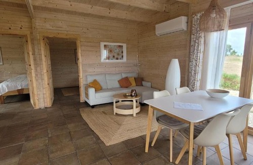 Azambuja Ski Chalet | Gemütliches Holzhaus 2 auf der Quinta Oak Tree Land mit Weitblick & Pool