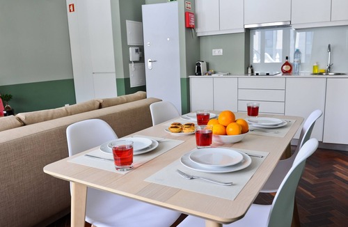 Santo Antonio Apartment | Gin o'clock in Lisbon - by Misha's Place (3A)
