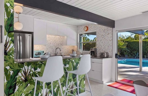 Sunmor House | Glam Mid-Century - Stellar Views, Saltwater Pool