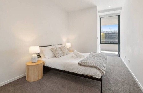 Gold Coast Apartment | Glamorous Brand-New Waterfront Apt on Hope Island