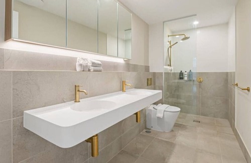 Gold Coast Apartment | Glamorous Brand-New Waterfront Apt on Hope Island
