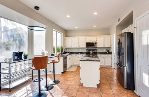 Arrowhead Ranch House | Glendale Hot Pool, Outdoor Movies - Fore! and More!