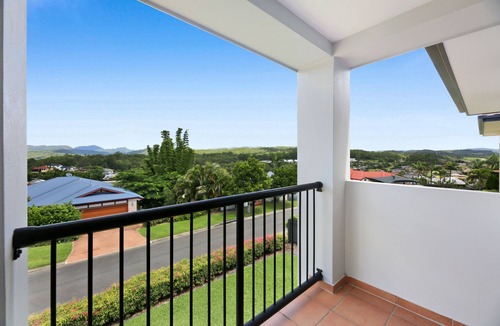 Gold Coast House | Glorious 5-Bed Amidst Nature in Burleigh Heads