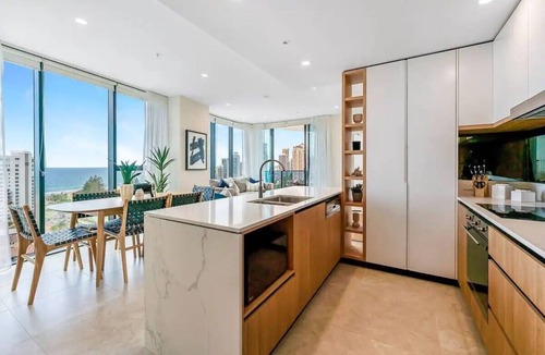 Broadbeach Apartment | GLORIOUS GALLERY IN BROADBEACH - BOOK NOW