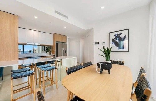 Broadbeach Apartment | GLORIOUS GALLERY IN BROADBEACH - BOOK NOW