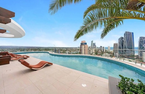 Broadbeach Apartment | GLORIOUS GALLERY IN BROADBEACH - BOOK NOW
