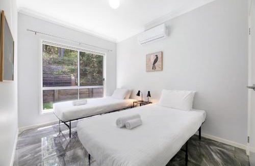 Upper Coomera House | Gold Coast Family Stay - 4BR Near Theme Parks