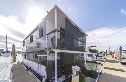 Main Beach Boat Rental | Gold Coast Floating Home, Beach, Restaurants, Pets