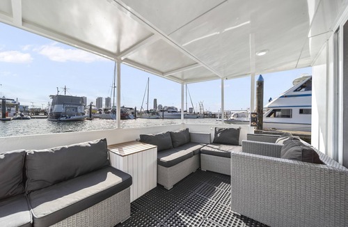 Main Beach Boat Rental | Gold Coast Floating Home, Beach, Restaurants, Pets