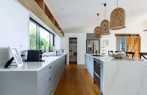 Mudgeeraba House | Gold Coast Hinterland Retreat -nA romantic getaway destination. Pet friendly!
