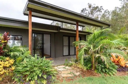 Mudgeeraba House | Gold Coast Hinterland Retreat -nA romantic getaway destination. Pet friendly!