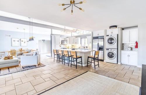 Palm Springs House | Golden Age Retreat with pool and hot tub