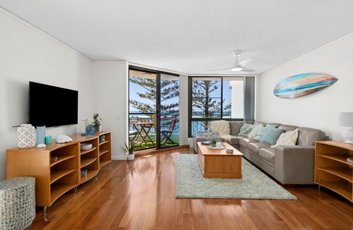Golden Beach Apartment | Golden Views Hideaway - Ocean views & Free parking