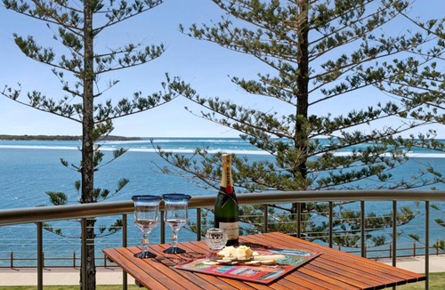 Golden Beach Apartment | Golden Views Hideaway - Ocean views & Free parking