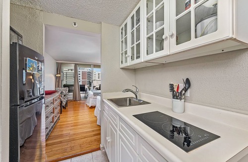 Waikiki Condo | Golf Course & Mountain Views at the Island Colony Amazing Building Amenities
