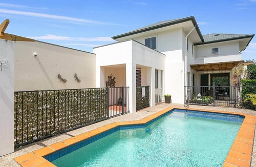 Robina House | Golf Home Paradise