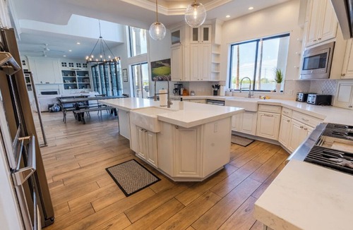 Mesa House | Golfer's Dream 7,000 Sq. Ft WHITE HOUSE