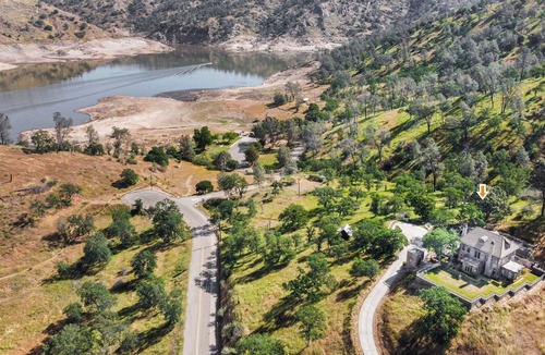 Friant Villa | Gorgeous Hilltop Villa Overlooking Lake