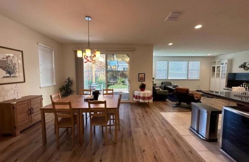 Tracy House | Gorgeous House 4 You: 4B+2.5b+Office+12' Kitchen Island