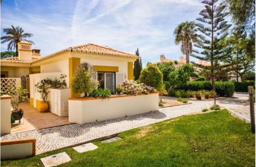 Estombar Apartment | Gramacho Golf Bungalow private garden and terrace shared pool