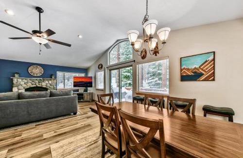 Pioneer Trail House | Grand Cabin Paradise - Beautiful Yard BBQ Forest