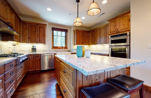 Mammoth Lakes Condo | Graystone 2110 5-Star Luxury House with Private Jacuzzi and Double Garage by RedAwning
