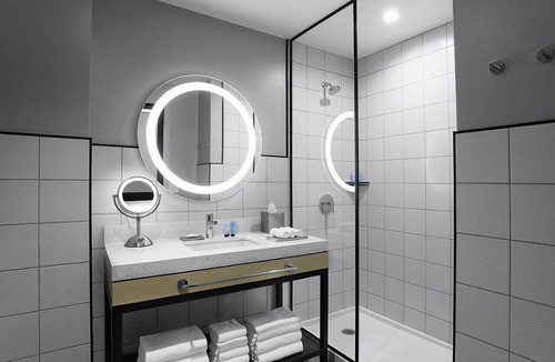 Downtown Las Vegas Hotel | Great Amenities! Parking, Pool! Close to CityCenter, Shark Reef Aquarium!