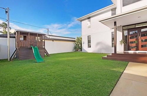 Broadbeach Waters House | Great family waterfront holiday home