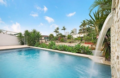 Broadbeach Waters House | Great family waterfront holiday home