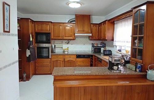Atalaia House | Great for Families in Lourinhã-Double Rooms-Private Baths-Free Parking & Extra Bed